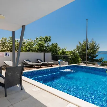 Mia 1 - Omis By Guide *